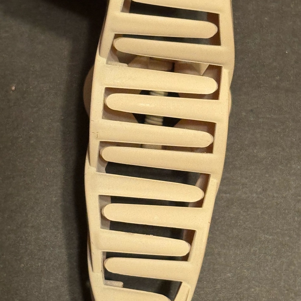 Francesca's Collections Beige Claw Clip - Picture 3 of 4